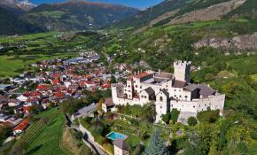 Luftaufnahme der Churburg ober Schluderns, Südtirol