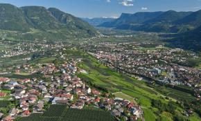 Luftbild: Dorf Tirol und das Etschtal