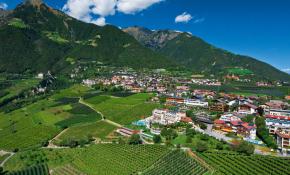 Luftfoto von Dorf Tirol bei Meran