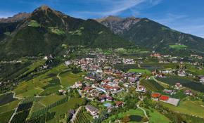 Luftbild: Dorf Tirol mit Mutspitze