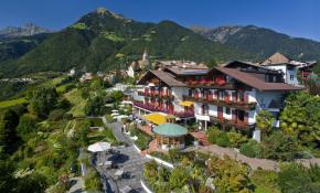 Luftaufnahme: Hotel Marini in Dorf Tirol, Südtirol