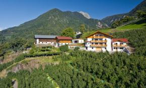 Luftaufnahme: Kiendlhof - Urlaub auf dem Bauernhof in Meran