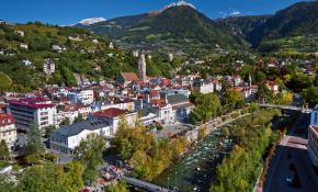 Luftaufnahme: Meran mit Ifinger, Südtirol