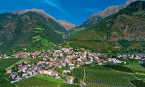 Flugaufnahme: Partschins mit Texelgruppe, Südtirol