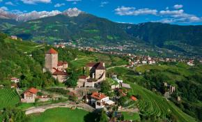 Luftaufnahme: Schloss Tirol, Südtirol